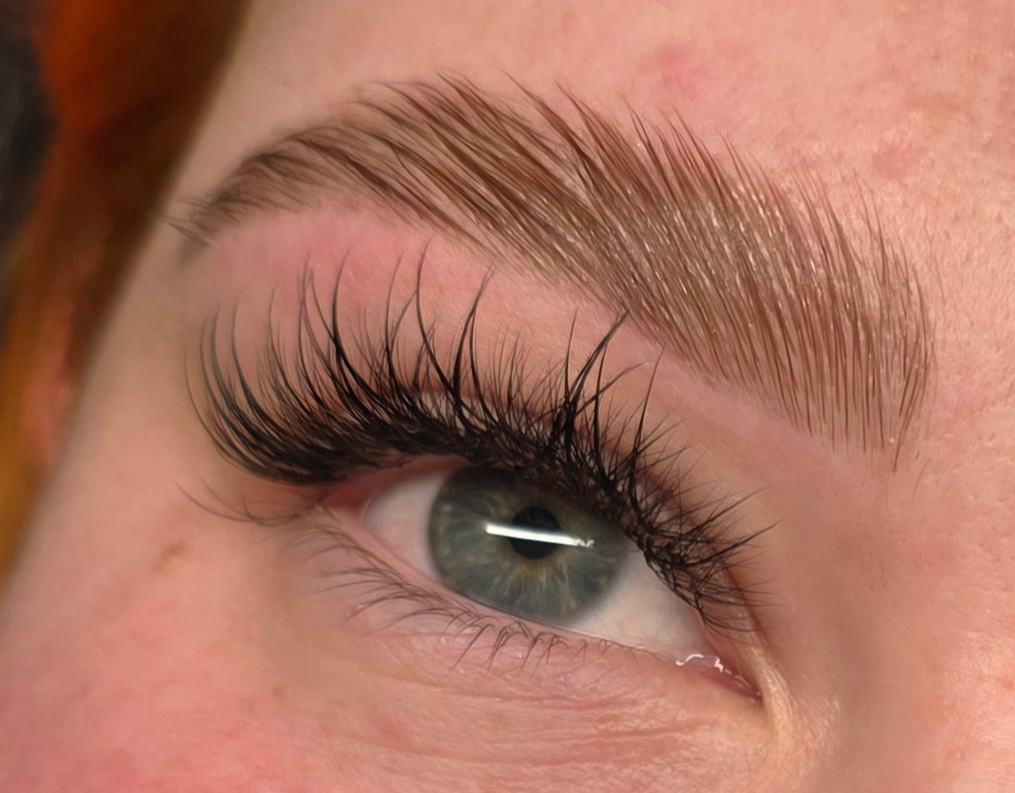 Augenbrauenlifting Leipzig – Perfekt geformte, natürliche Brows